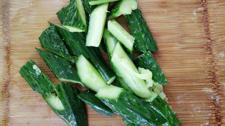 凉拌黄瓜,黄瓜用刀拍后再切小块
