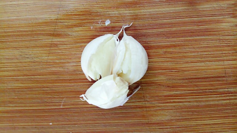 凉拌黄瓜,蒜头用刀拍扁