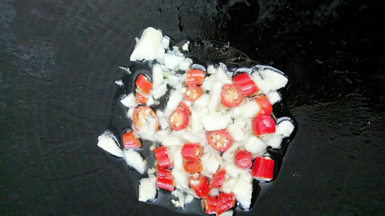 凉拌黄瓜,锅里放油，油热后放入蒜蓉和红辣椒煎