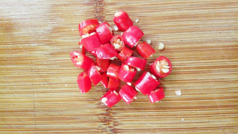 凉拌黄瓜,红辣椒也洗干净切小