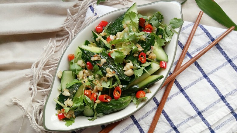 凉拌黄瓜,煎好的蒜蓉和红辣椒淋在黄瓜上面，腌制一两个钟吃更有味道哦