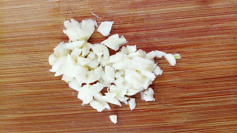 凉拌黄瓜,用刀拍扁的蒜头容易去皮，再切细