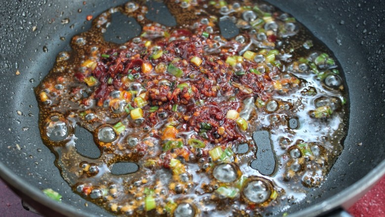 家常豆腐,再放入豆瓣酱炒出红油