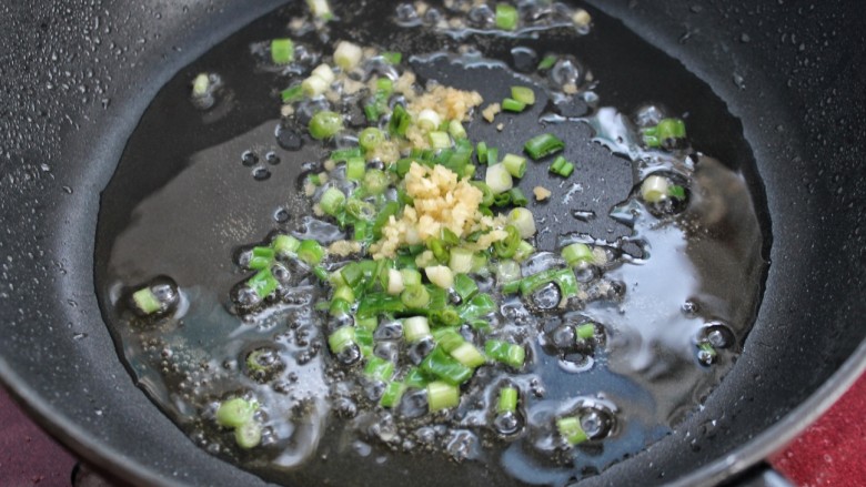 家常豆腐,就锅中底油炒香葱花和姜末