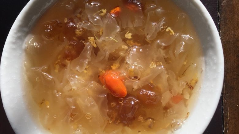 桂花桃胶银耳羹,盛出
胶质炖出来了,粘稠可口
入口即化、香气袭人
沁人心脾