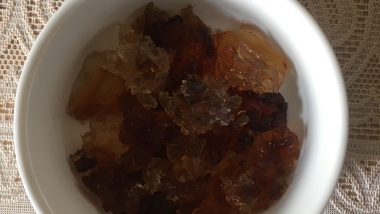 桂花桃胶银耳羹,倒入桃胶
放入电煲汤锅中
煲汤档位(相当于小火慢炖)一小时