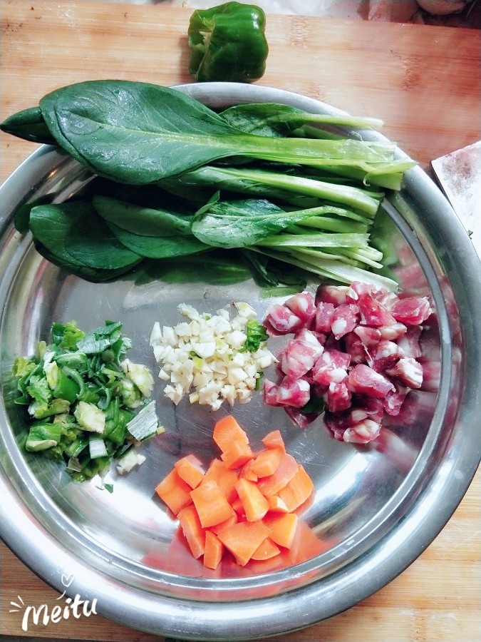 自制麻辣米粉,准备食材☞放你喜欢的配菜,蒜末 小葱 香菜