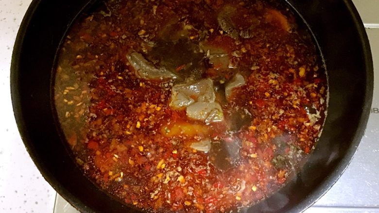 川味毛血旺,放入鸭血煮5分钟,不要一直搅和鸭血,易弄碎。