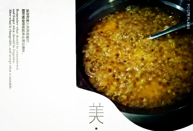 苹果百香果果酱,源于自然的爱!,将搅拌的果泥放入锅里熬煮,可根据个人的口味放<a style='color:red;display:inline-block;' href='/shicai/ 866'>冰糖</a>,先用大火煮开,沸腾后转为小火,在熬制的过程中,要不停搅拌,防止糊锅。
等水分蒸发掉,果泥变得比较浓稠后,再挤半个<a style='color:red;display:inline-block;' href='/shicai/ 595'>柠檬</a>汁(功效类似防腐剂),再熬1分钟左右,就可以关火。