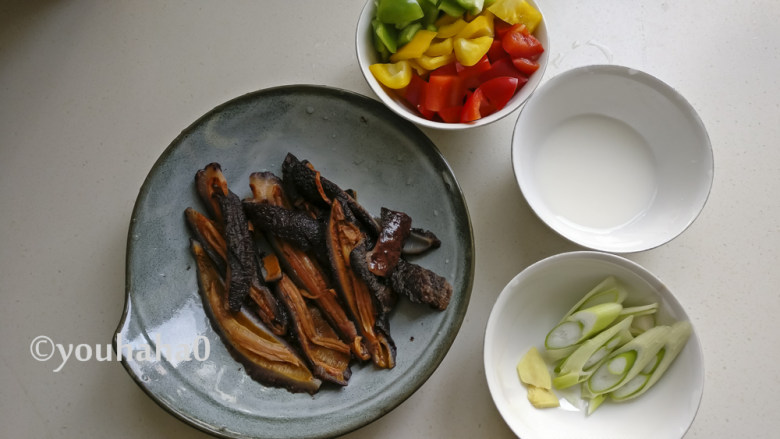 家常烧红极参,红极参化冻后切大段,准备好葱花、姜片、水淀粉,红黄绿<a style='color:red;display:inline-block;' href='/shicai/ 3554'>彩椒</a>洗净切小块