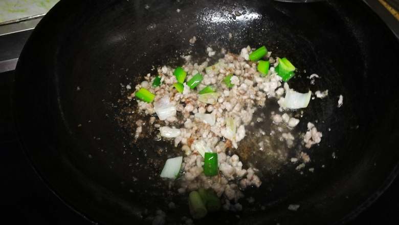 肉末蝴蝶面(含菠菜蝴蝶面做法),放入葱花炒香