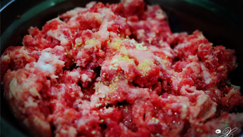 揉面团，和馅料，一顿妈妈味道的饺子！,精选瘦肉混合上<a style='color:red;display:inline-block;' href='/shicai/ 756'>鸡精</a>、<a style='color:red;display:inline-block;' href='/shicai/ 717'>味精</a>、盐和油，再用“九阴白骨爪”将肉与佐料充分搅拌。

总觉得<a style='color:red;display:inline-block;' href='/shicai/ 414'>猪肉</a>在指缝间滑溜滑溜的，特别好玩，总是想捏出各种丸子形状来。