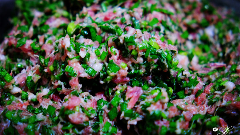 揉面团，和馅料，一顿妈妈味道的饺子！,将<a style='color:red;display:inline-block;' href='/shicai/ 116'>韭菜</a>与猪肉充分搅拌。
加入切碎的<a style='color:red;display:inline-block;' href='/shicai/ 2646'>马蹄</a>肉。
<a style='color:red;display:inline-block;' href='/shicai/ 2646'>马蹄</a>的作用是增添一些甜味和香气。