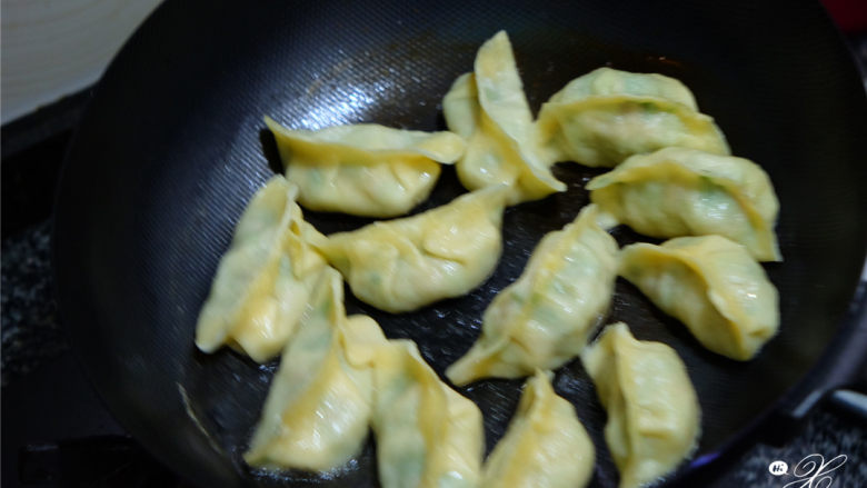 揉面团,和馅料,一顿妈妈味道的饺子!,喜欢吃煎饺,就将包好的饺子,放到平底锅里煎熟。