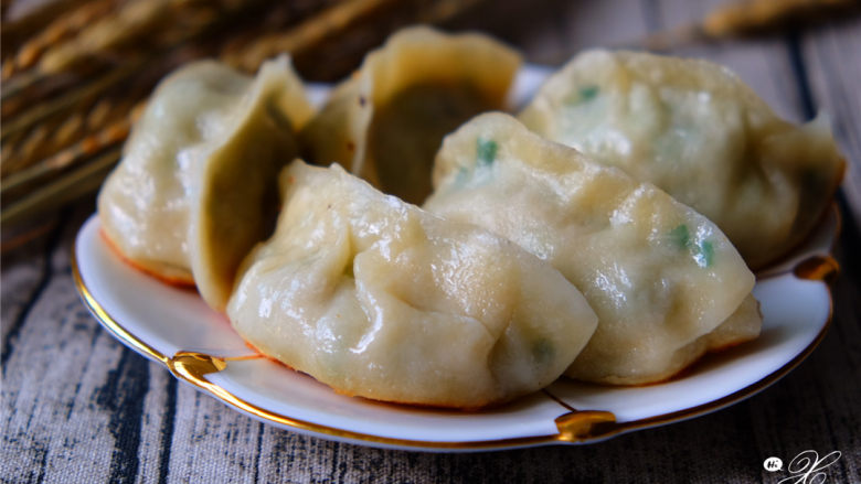 揉面团,和馅料,一顿妈妈味道的饺子!,烹饪好的饺子,再配上老爹打的特色佐料,简直就是一顿完美的家宴。
一边狼吞虎咽,一边连连称赞,好吃,真的太好吃了。