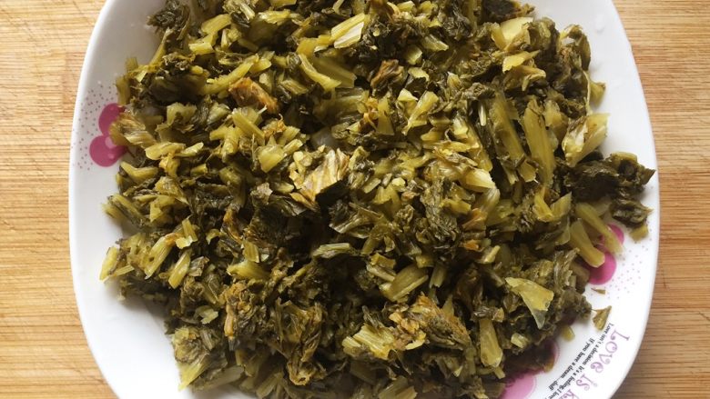 咸菜炒冬笋,咸菜清洗干净后,挤干水分,切碎备用。