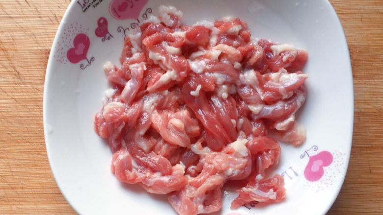 咸菜炒冬笋,先将新鲜<a style='color:red;display:inline-block;' href='/shicai/ 414'>猪肉</a>清洗干净,沥干水分,切成丝。