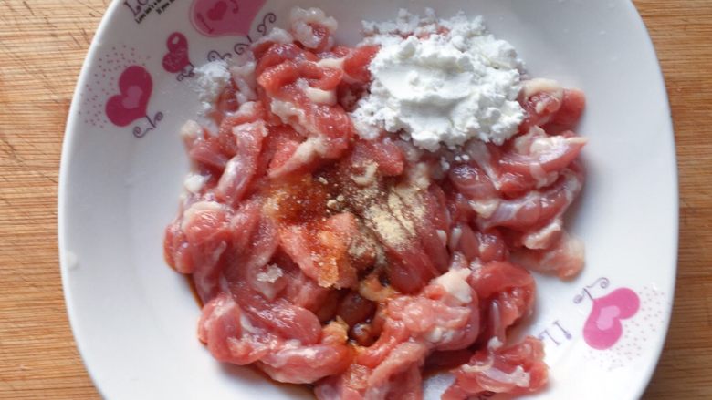 咸菜炒冬笋,然后加入少许胡椒粉、一勺生抽、一小勺料酒、一勺干淀粉拌匀,腌制15分钟至其入味。