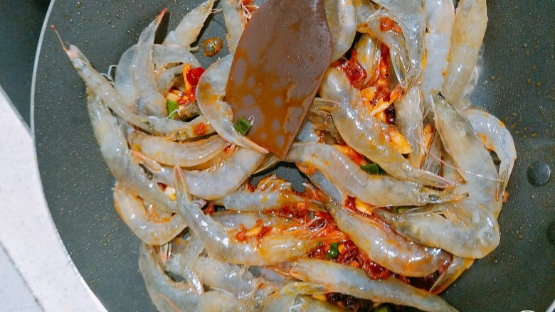 香辣虾,倒入河虾，这个时候火力可以相对调节大点。