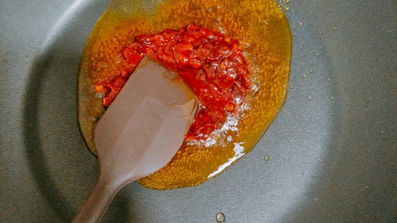 香辣虾,不粘锅倒入适量<a style='color:red;display:inline-block;' href='/shicai/ 140122'>玉米油</a>，加入<a style='color:red;display:inline-block;' href='/shicai/ 705'>豆瓣酱</a>，炒出红油。