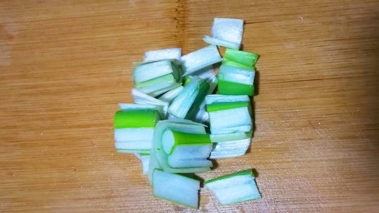肉末蝴蝶面(含菠菜蝴蝶面做法),煮面的同时,葱花段小段。用另一炒锅放油,把肉末炒散。