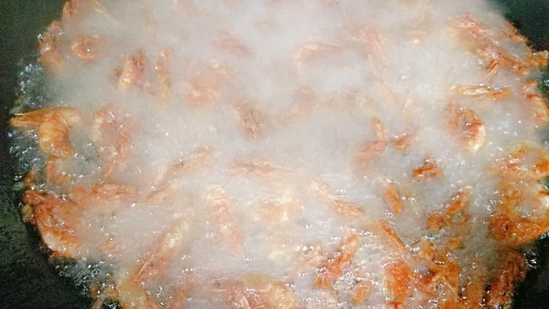 香糟虾,油温预热在140左右,逐个放入糟虾,炸熟即可