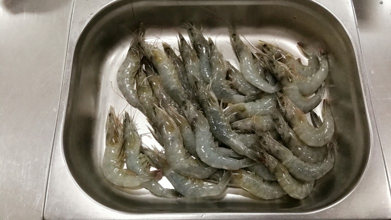 香糟虾,<a style='color:red;display:inline-block;' href='/shicai/ 291'>明虾</a>,挑去肠线(我通常略去这步骤哈)洗净