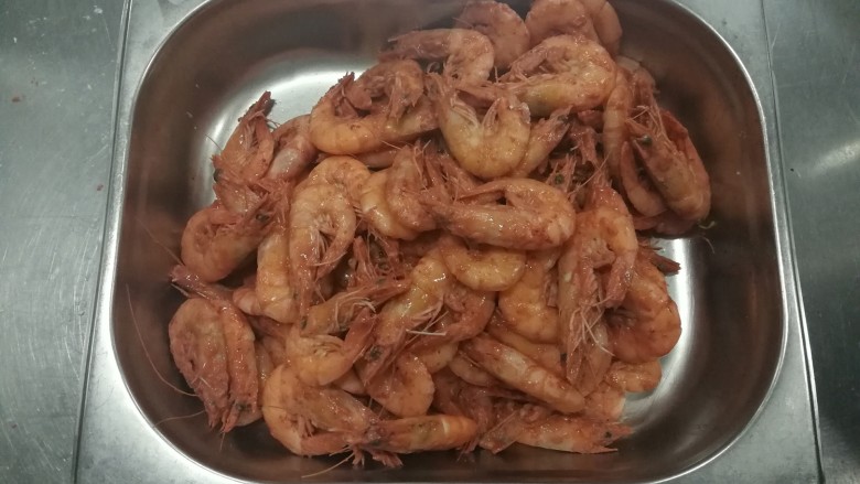 香糟虾,用打好的糟汁把虾腌一小会,再放生粉,拿个小铲子拌均匀