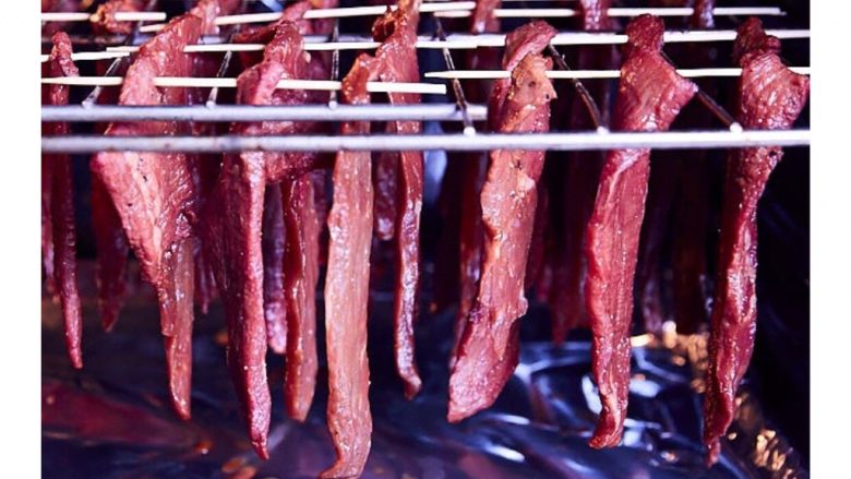 自制牛肉干--烤箱版,用竹签将腌制好的牛肉片串起来,架在烤网上,底下铺入锡纸。
烤箱开热风功能预热,110度,烤90分钟。根据自家烤箱的脾气进行调整时间和温度。
