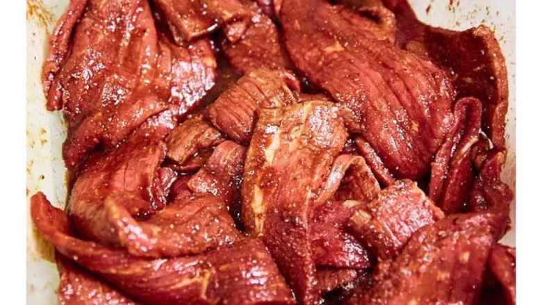 自制牛肉干--烤箱版,将所有调味料加入到牛肉片里,搅拌均匀使每片牛肉都裹上酱料。放冰箱冷藏45-60分钟(也可隔夜)为的是让牛肉更好入味。可根据自己喜好添加调味料,不喜欢吃辣的可以不放辣椒。