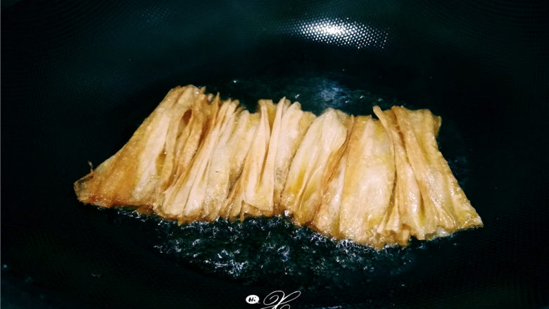零嘴儿辣条,爆辣爆香超回味!,倒油热锅,开小火,放入腐竹。
不过要小心,浸泡后的腐竹里面也有很多水,放入油锅后,噼里啪啦热油四溅,此时就是考验大家躲避身手的时候。
腐竹炸至两面金黄,即可捞出,不用炸太脆,这样会破坏腐竹的韧劲。如果炸过头了也不碍事,脆脆的也挺好吃的。