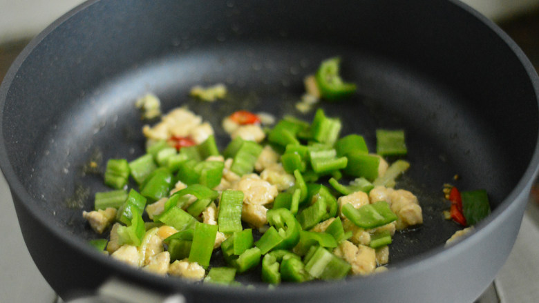 咖喱鸡丁炒饭,加入青椒丁