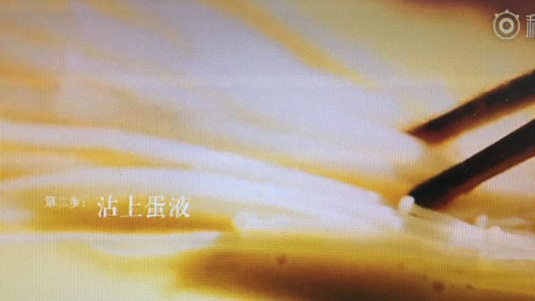 炸椒盐金针菇,金针菇洗干净,晾干水分