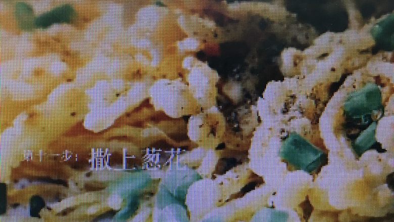 炸椒盐金针菇,调料捣碎后撒在金针菇上,撒葱花