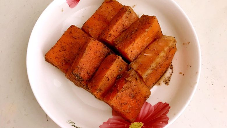 快手菜 黑椒三文鱼,调匀后腌制15分钟