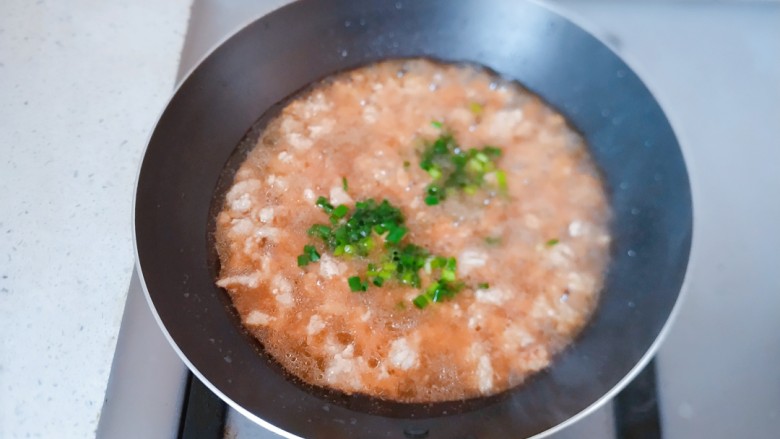 肉沫土豆泥,热锅冷油下肉末，中小火。如果火大了的话，来不及翻炒，肉会成坨。等肉都均匀断生了之后，加入水淀粉搅拌，然后加白糖，<a style='color:red;display:inline-block;' href='/shicai/ 718'>料酒</a>，<a style='color:red;display:inline-block;' href='/shicai/ 788'>生抽</a>，<a style='color:red;display:inline-block;' href='/shicai/ 762'>老抽</a>搅拌，试下味道，如果可以就不用加盐，如果淡了加点盐。