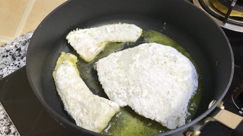 香煎鳕鱼配小土豆,锅里放适量油煎鱼
