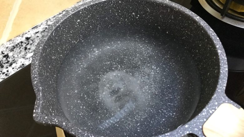 香煎鳕鱼配小土豆,锅里放入清水加适量盐
