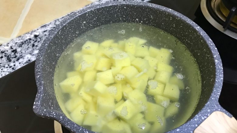 香煎鳕鱼配小土豆,放入土豆煮熟