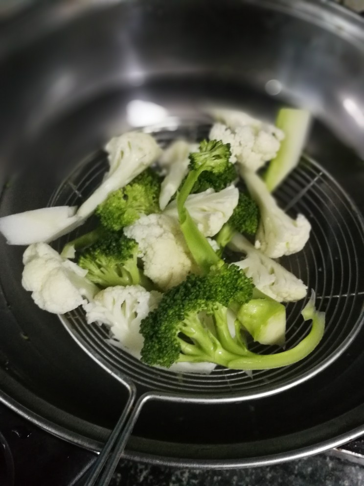 里脊肉烤菜花,菜花焯水,捞出沥干