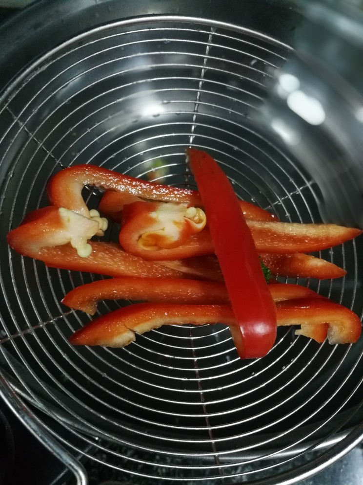 里脊肉烤菜花,<a style='color:red;display:inline-block;' href='/shicai/ 86706'>红甜椒</a>也焯水,捞出沥干