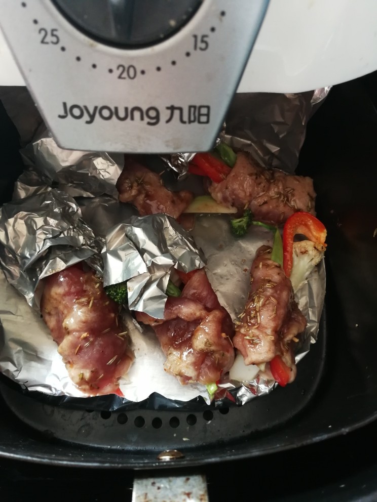 里脊肉烤菜花,烤的途中拉开炸篮,刷一层玉米油和烤汁,这样烤出来比较香