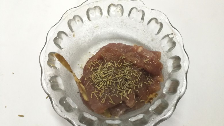 里脊肉烤菜花,放入适量迷迭香末（可以不放），淹制15分钟