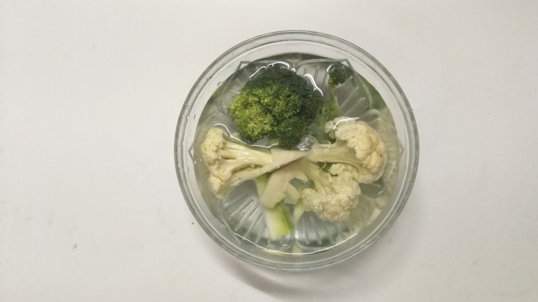 里脊肉烤菜花,菜花放在淡盐水里浸泡片刻,主要是泡去里面的小虫子