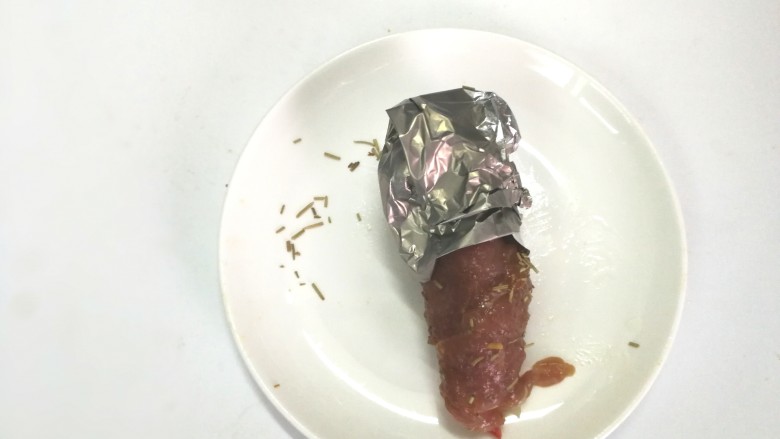 里脊肉烤菜花,做好的肉卷,用锡箔纸包住菜花部份,防止烤的时候烤焦了