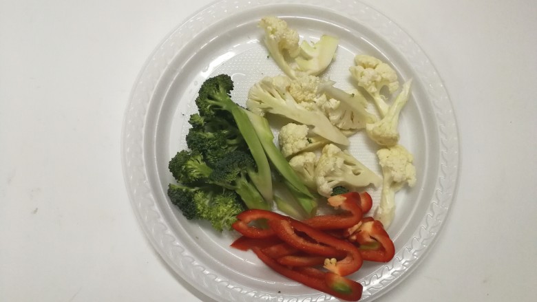 里脊肉烤菜花,洗干净以后,切小朵,红椒也切小条