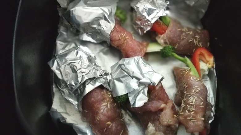 里脊肉烤菜花,依次做好,放入预热好的空气炸锅,(用烤箱烤也是同样的方法),有一棵没包,最后烤焦了!