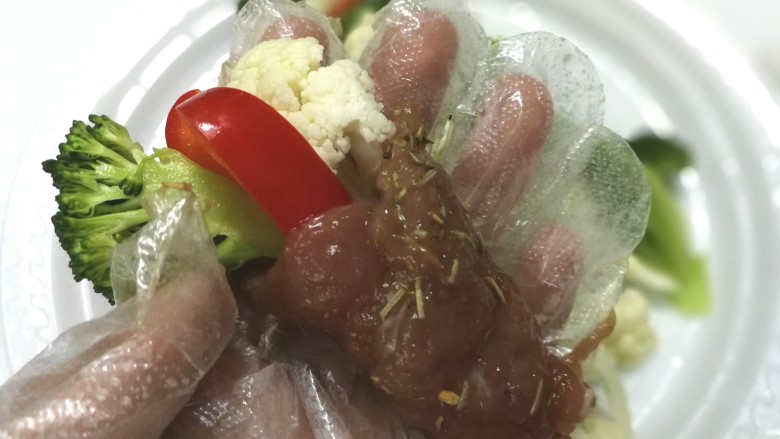 里脊肉烤菜花,取一块肉片,包入蔬菜,用牙签扎紧收口处