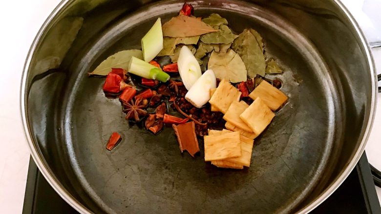 家常烧排骨,锅里加入大豆色拉油烧热后加入所有辅料,葱段和姜片,煸炒出香味
