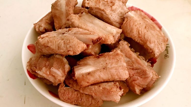 家常烧排骨,炒好后把排骨捞出来